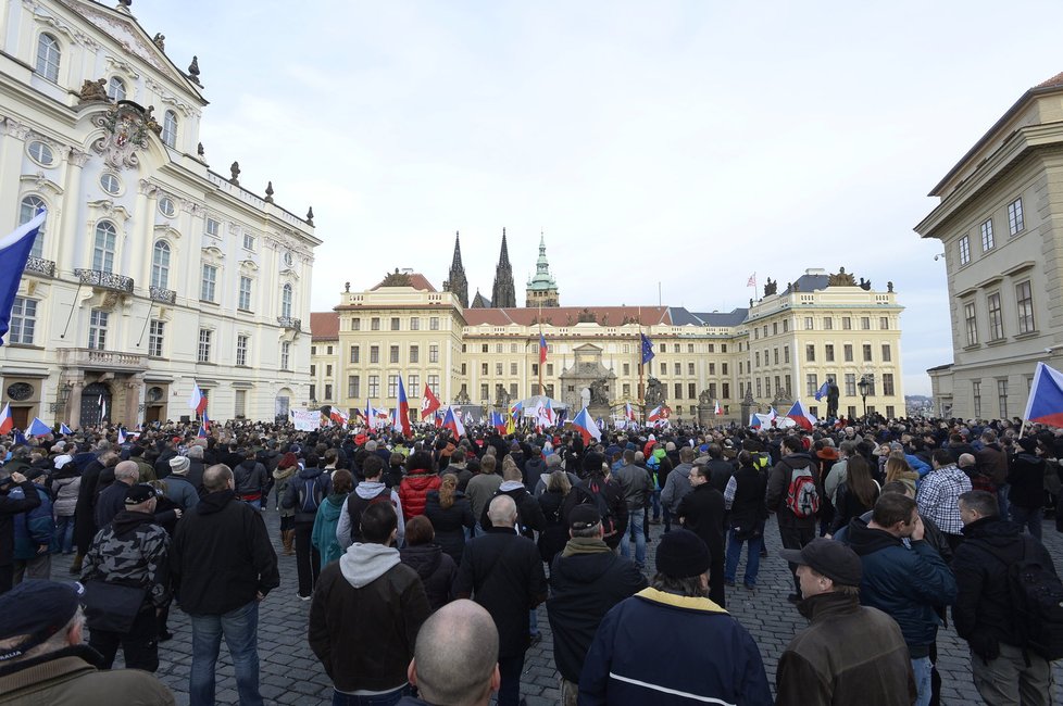 Protiuprchlické protesty v Praze: Demonstrace před Pražským hradem (6. 2. 2016)