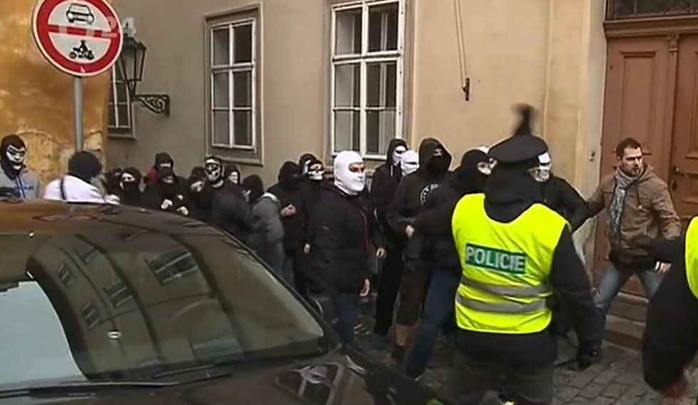 Protesty v Praze: Policie s námahou oddělila skupiny odpůrců uprchlíků a antifašistů