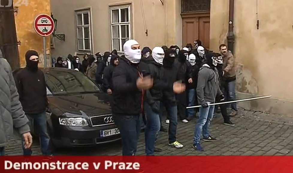 Protesty v Praze: Policie s námahou oddělila skupiny odpůrců uprchlíků a antifašistů