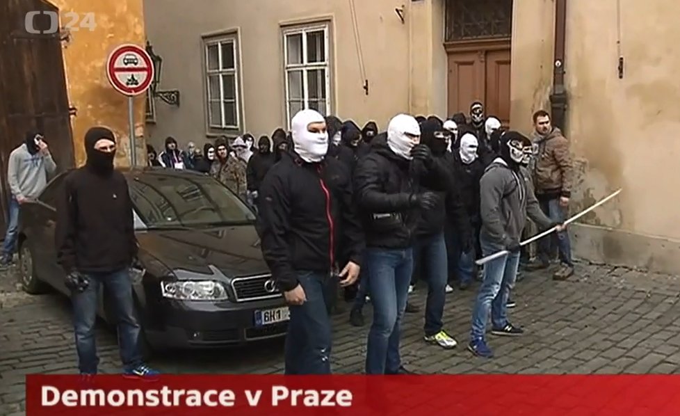 Protesty v Praze: Policie s námahou oddělila skupiny odpůrců uprchlíků a antifašistů