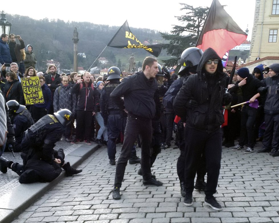 Protestní shromáždění Solidarita bez hranic: Policie proti některým účastník u Pražského hradu zasáhla.