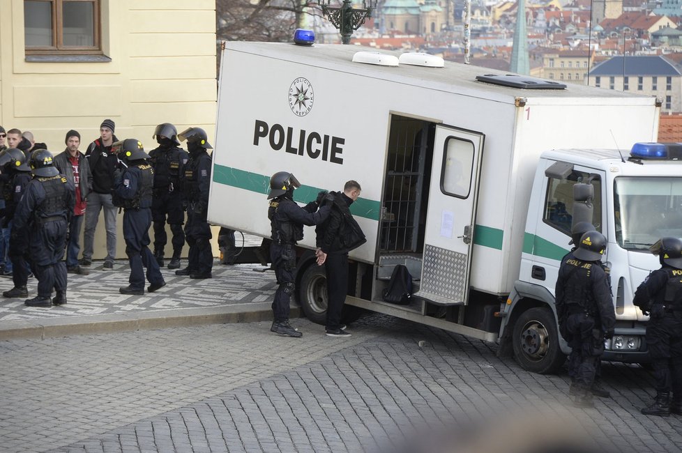 Policejní opatření během protestů v Praze (6. února 2016)