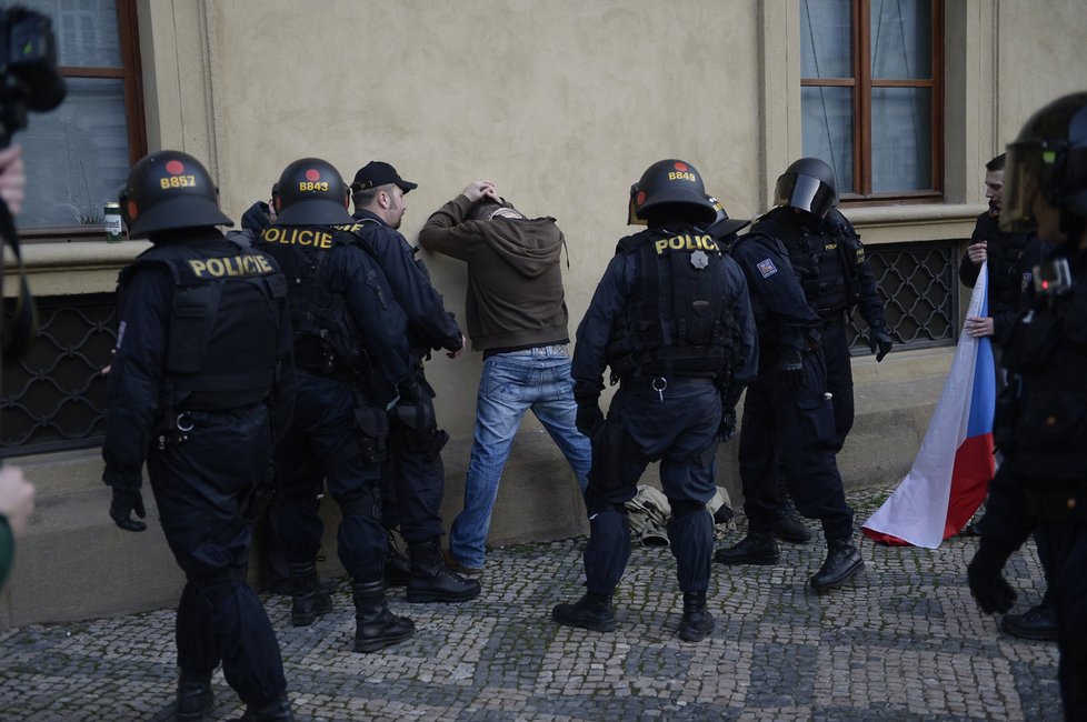 Policejní manévry během protestů v Praze: Zatýkání na Malostranském náměstí