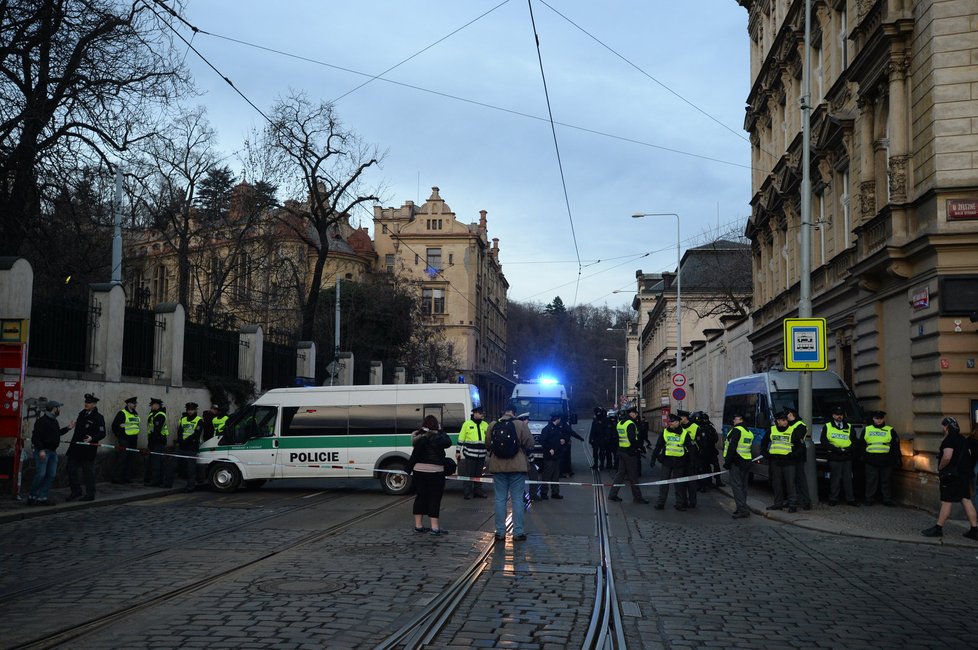 Protesty v Praze: Policejní kordon mezi Klárovem a Úřadem vlády