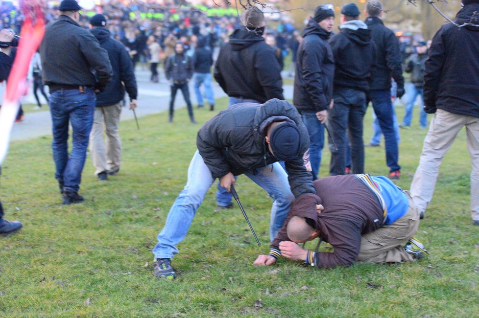 Protesty v Praze: Incident v Praze na Klárově vyřešili policisté v civilu.