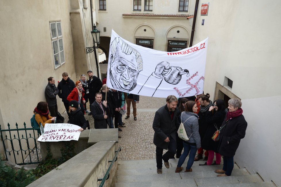 Protesty v Praze: Demonstranti podporující uprchlíky s karikaturou Miloše Zemana a nápisem proti Martinu Konvičkovi