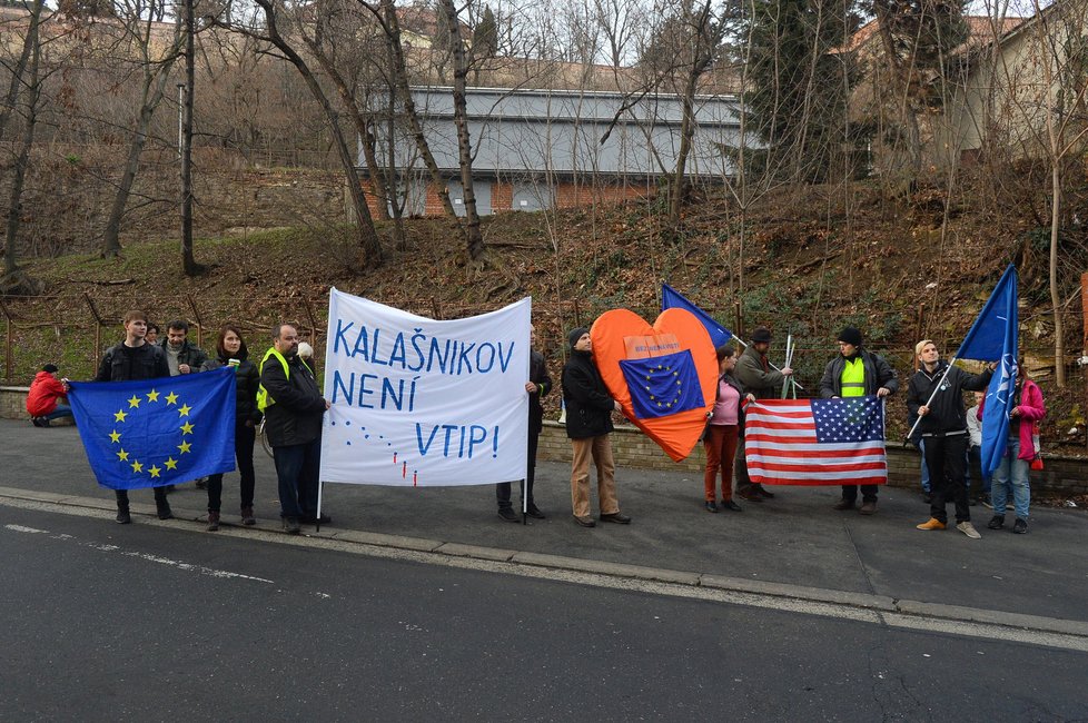 Minidemonstrace na podporu premiéra Sobotky: „Sluníčkem a kávou proti xenofobii a kalašnikovu“