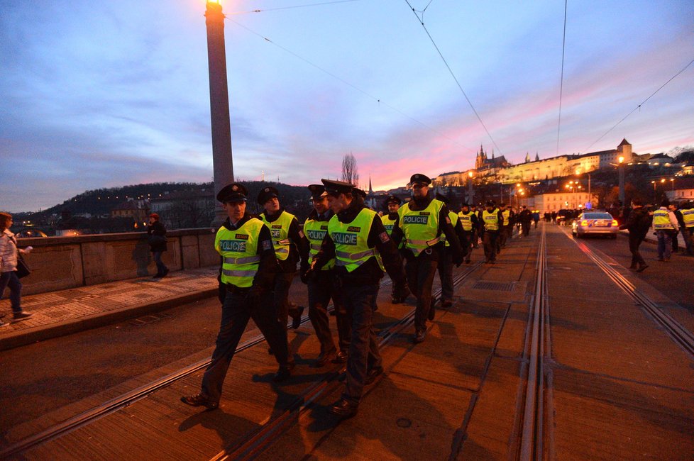 Protesty v Praze: Policejní manévry tentokrát na Mánesově mostě mezi Klárovem a Staroměstskou