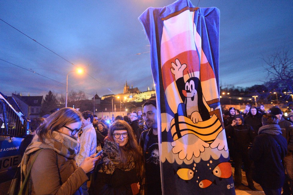 Protesty v Praze: Na Klárově policisté oddělili zastánce a odpůrce uprchlíků.
