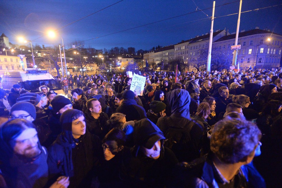 Protesty v Praze: Na Klárově policisté oddělili zastánce a odpůrce uprchlíků