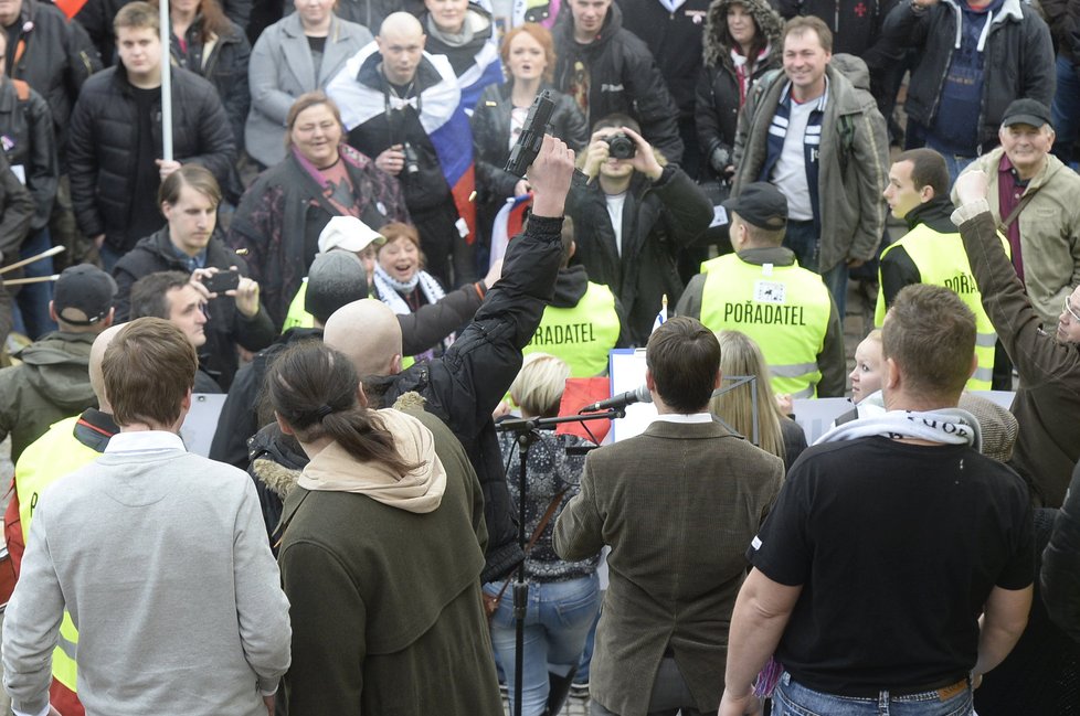 Incident během pražských protestů: Mladík střílel do vzduchu, naštěstí poplašnou pistolí