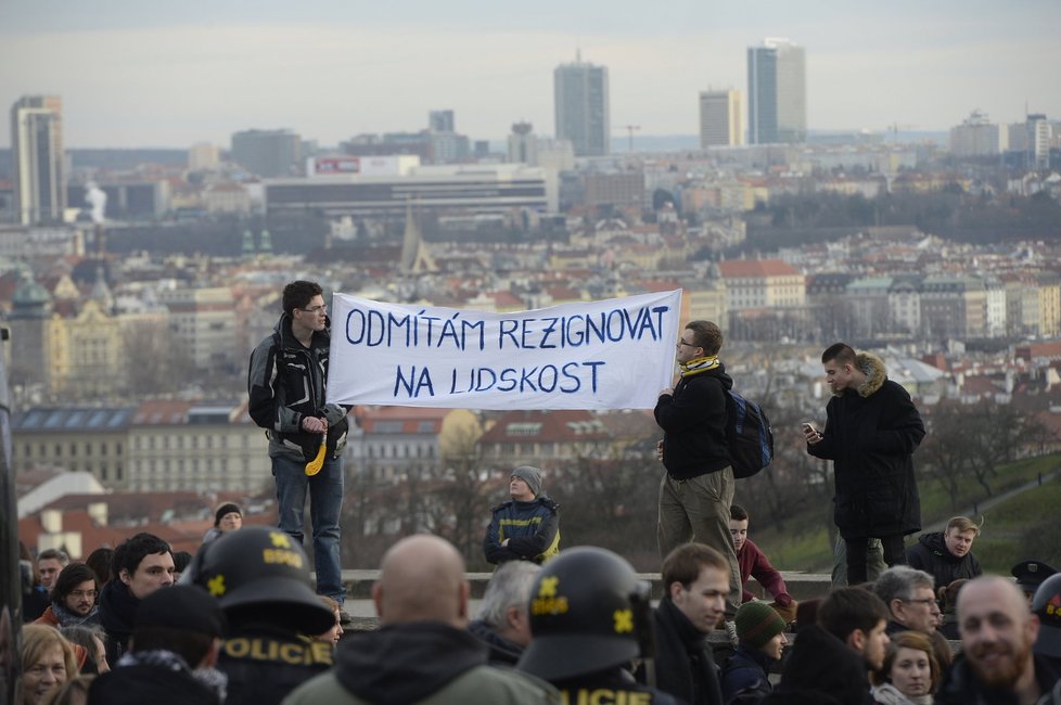 Protesty v Praze: Zastánci uprchlíků také dorazili před Pražský hrad.