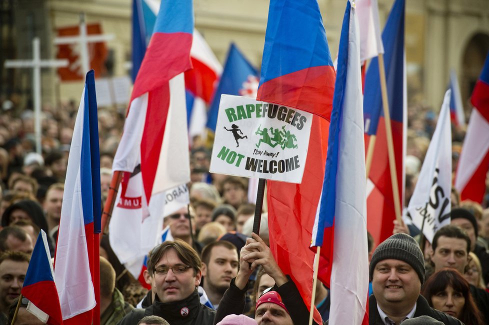 Pražský protest proti uprchlíkům na Hradčanském náměstí