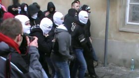 Pražské migrační demonstrace z pohledu policie: Incident v Thunovské ulici