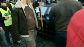 Pražské migrační demonstrace z pohledu policie: Zabavená sekyra