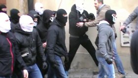 Pražské migrační demonstrace z pohledu policie: Incident v Thunovské ulici