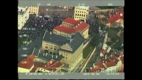 Pražské migrační demonstrace z pohledu policie: Letecký záběr na Hradčanské náměstí a jeho okolí