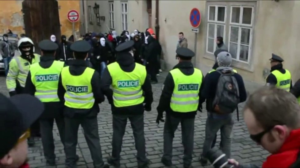 Pražské migrační demonstrace z pohledu policie: Incident v Thunovské ulici