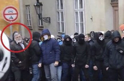 Záběr, který začal kolovat po Facebooku: Senátor Doubrava vedle radikálů při protestech v Praze