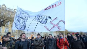 Pochod na podporu uprchlíků: Karikatura Miloše Zemana s konvičkou a hákovým křížem  (6. února 2016)