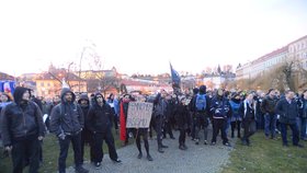 Pochod na podporu uprchlíků dorazil na Klárov (6. února 2016).