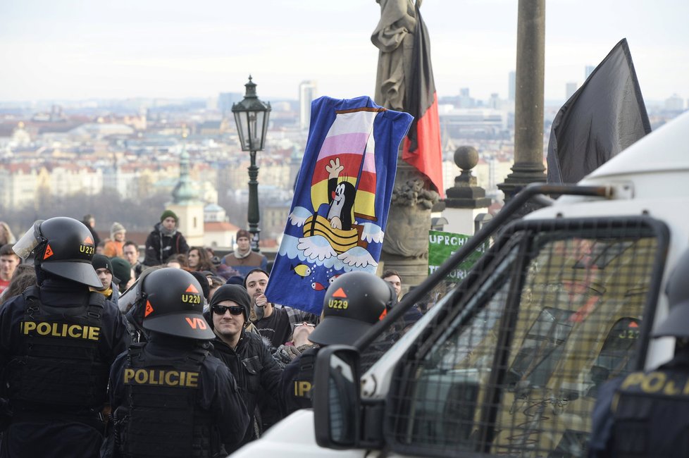 Pochod na podporu uprchlíků dorazil i k Pražskému hradu (6. února 2016).