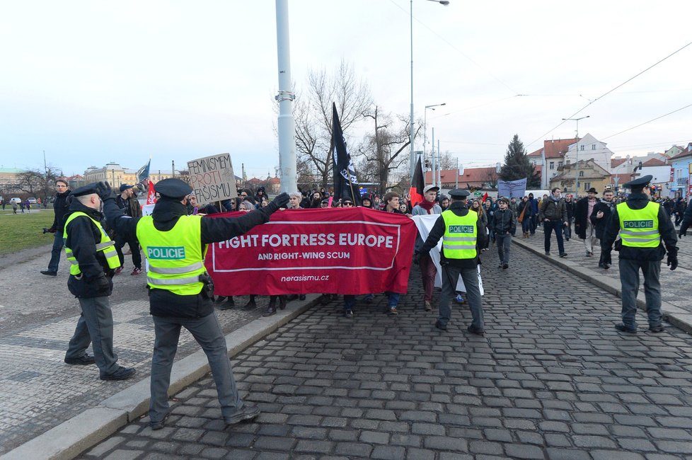 Pochod na podporu uprchlíků dorazil na Klárov (6. února 2016)
