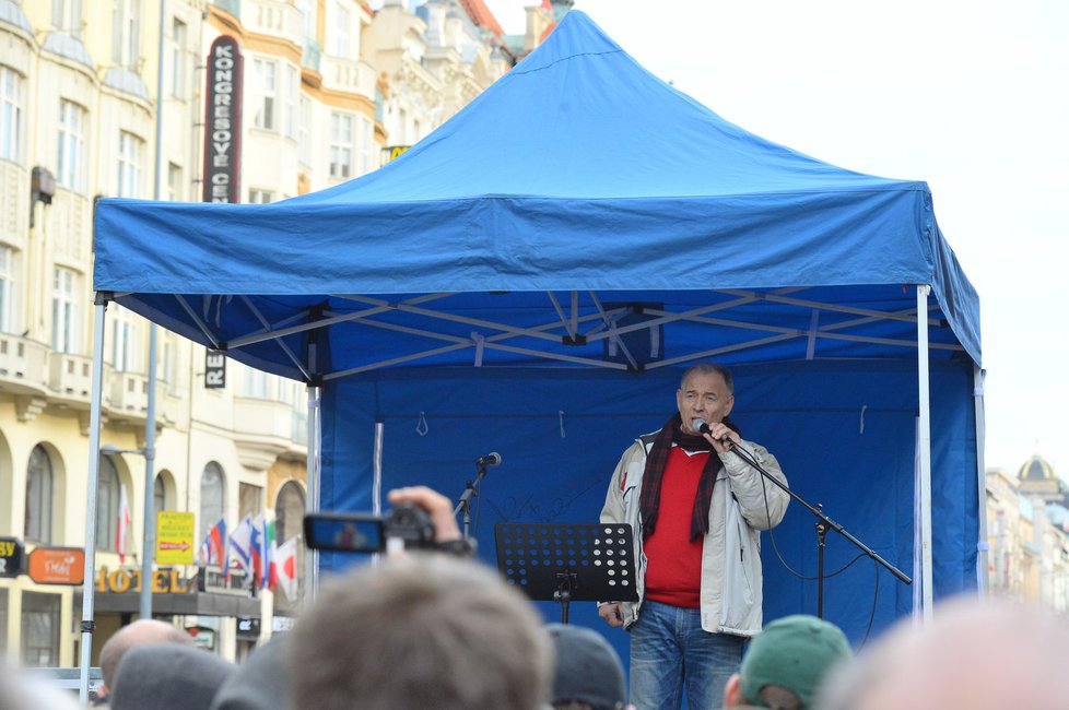 Protiuprchlická demonstrace Okamurovců na Václaváku: Herec Ivan Vyskočil