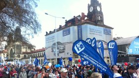 Obří dubnovou demonstraci pořádají odbory ČR za spolupráce s desítkami různých prganizací a iniciativ