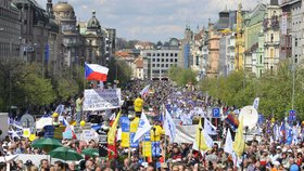Na Václavské náměstí v Praze se sešly desetitisíce lidí. Podle jednoho z odborářských šéfů, Jaroslava Zavadila, až kolem 120 tisíc