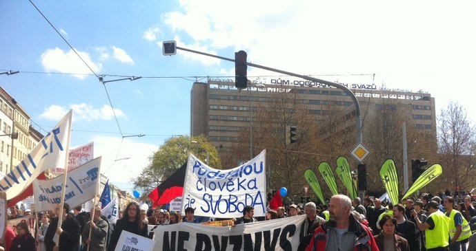Demonstranté vyzývají vládu Petra Nečase k podání demise a požadují i stop kontroverzním reformám