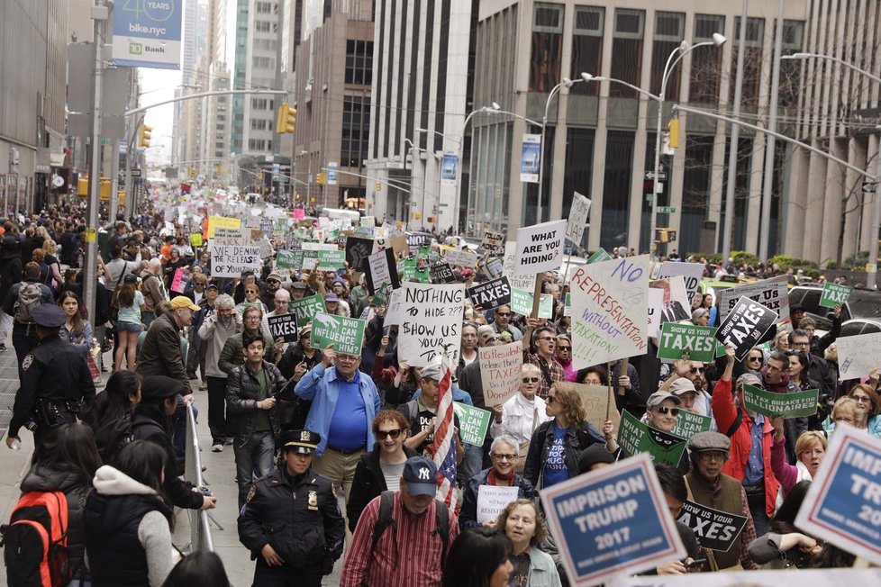 V New Yorku se proti prezidentovi Trumpovi protestovalo poklidně. Lidé ho vyzývali, ať odhalí svá daňová přiznání