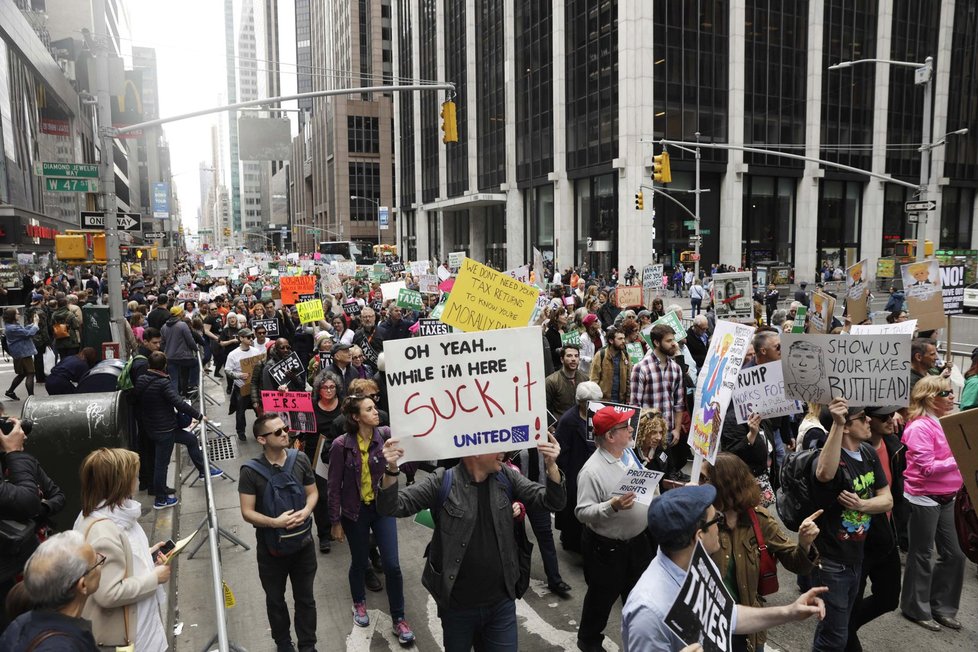 V New Yorku se proti prezidentovi Trumpovi protestovalo poklidně. Lidé ho vyzývali, ať odhalí svá daňová přiznání