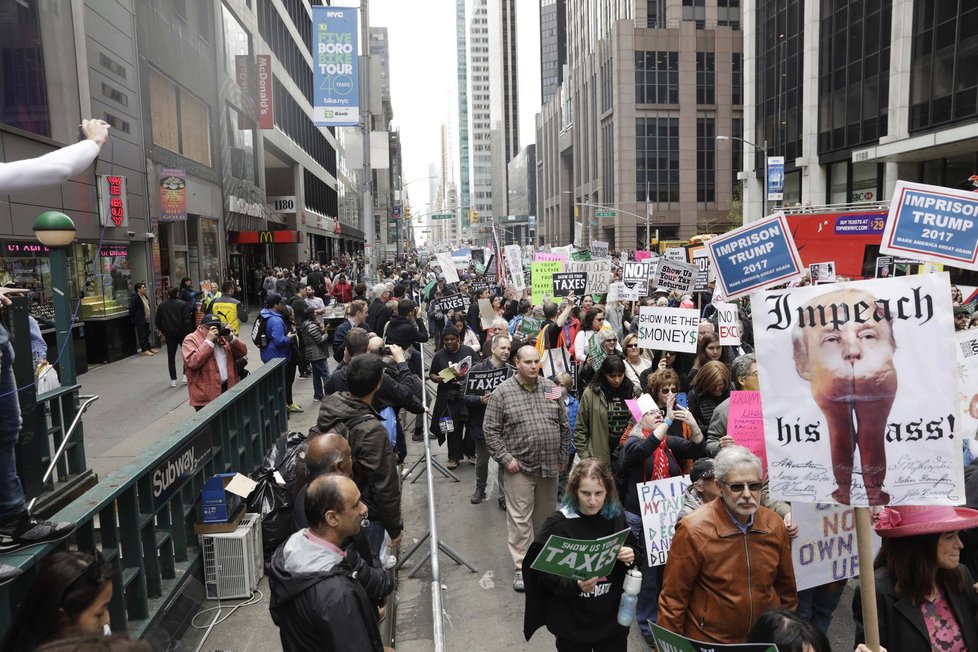 V New Yorku se proti prezidentovi Trumpovi protestovalo poklidně. Lidé ho vyzývali, ať odhalí svá daňová přiznání