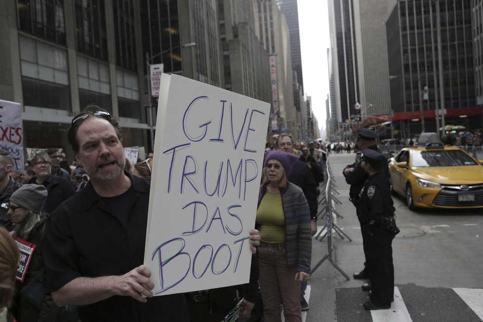 V New Yorku se proti prezidentovi Trumpovi protestovalo poklidně. Lidé ho vyzývali, ať odhalí svá daňová přiznání