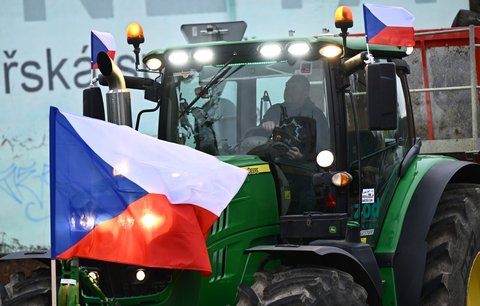 Proč EU dováží obilí z Ruska, když s ním je ve válce? Zemědělci s traktory zablokují hranice 