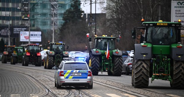 Farmáři zablokují Prahu, přijedou šesti trasami. Město: Řidiči, nejezděte sem!