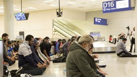 Poklidný protest proti Trumpovu příkazu na letišti v Dallasu