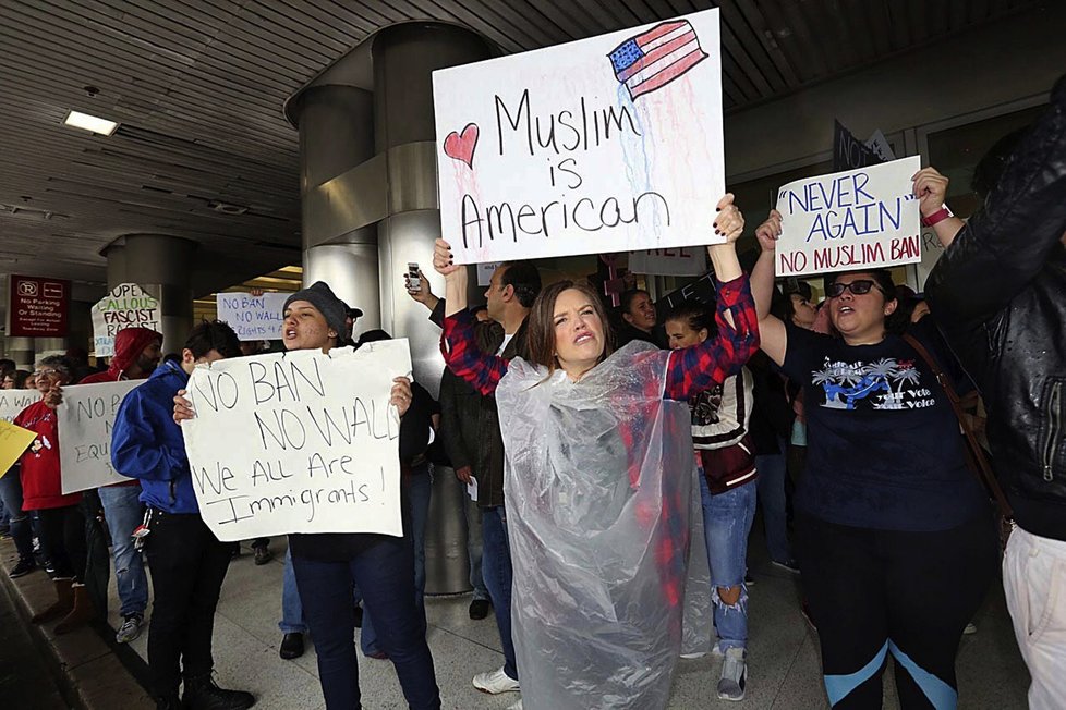 Příkaz Donalda Trumpa ohledně migrantů vyvolal vlnu protestů.
