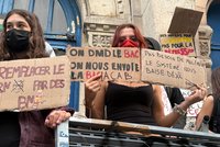 „Macrone, odstup! Policajti jsou šmejdi!“ Studenti v Paříži házeli dlažební kostky