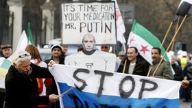 Poláci ve Varšavě vyhlašovali stopku Putinovi