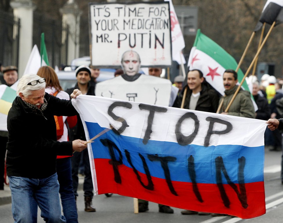 Poláci ve Varšavě vyhlašovali stopku Putinovi