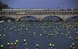 Na Seinu v Paříži vyrazili ve žlutém tentokrát paddleboardisté (9.12.2018) (9.12.2018)