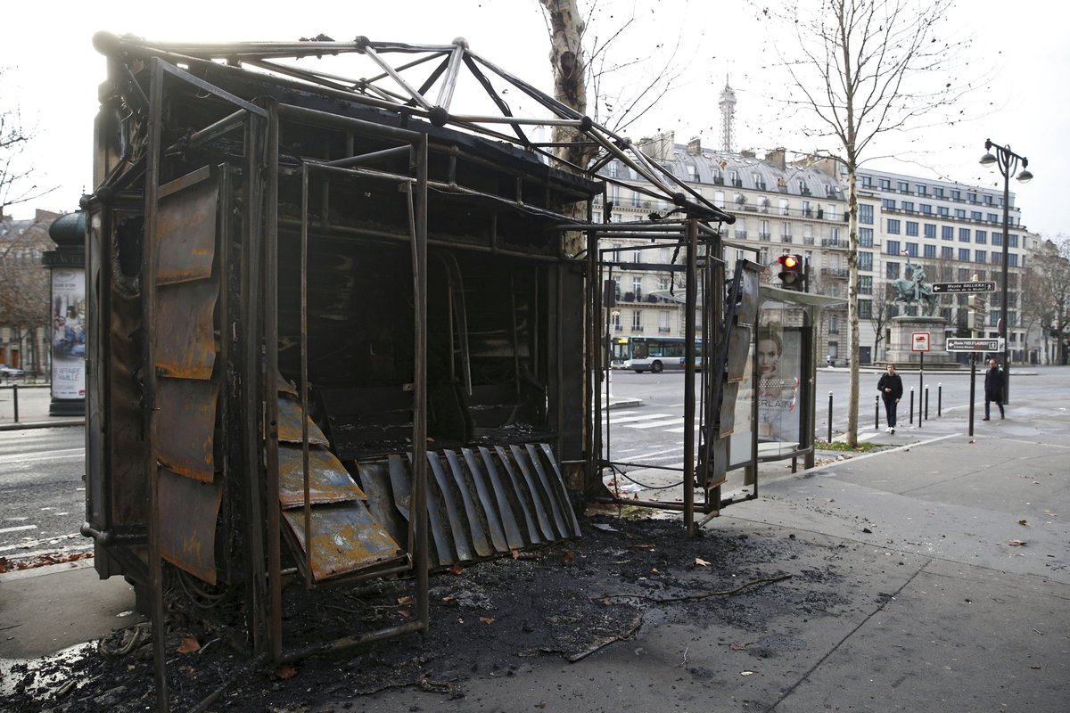 Úklid spouště, kterou způsobily protesty žlutých vest v Paříži (9.12.2018)