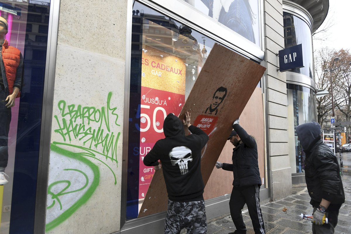 Úklid spouště, kterou způsobily protesty žlutých vest v Paříži (9.12.2018)