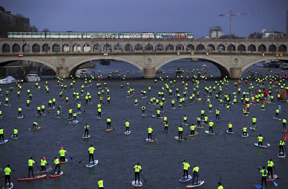 Na Seinu v Paříži vyrazili ve žlutém tentokrát paddleboardisté (9.12.2018) (9.12.2018)