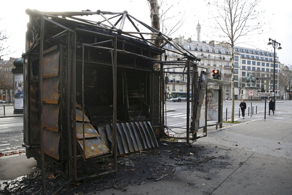 Úklid spouště, kterou způsobily protesty žlutých vest v Paříži (9. 12. 2018)