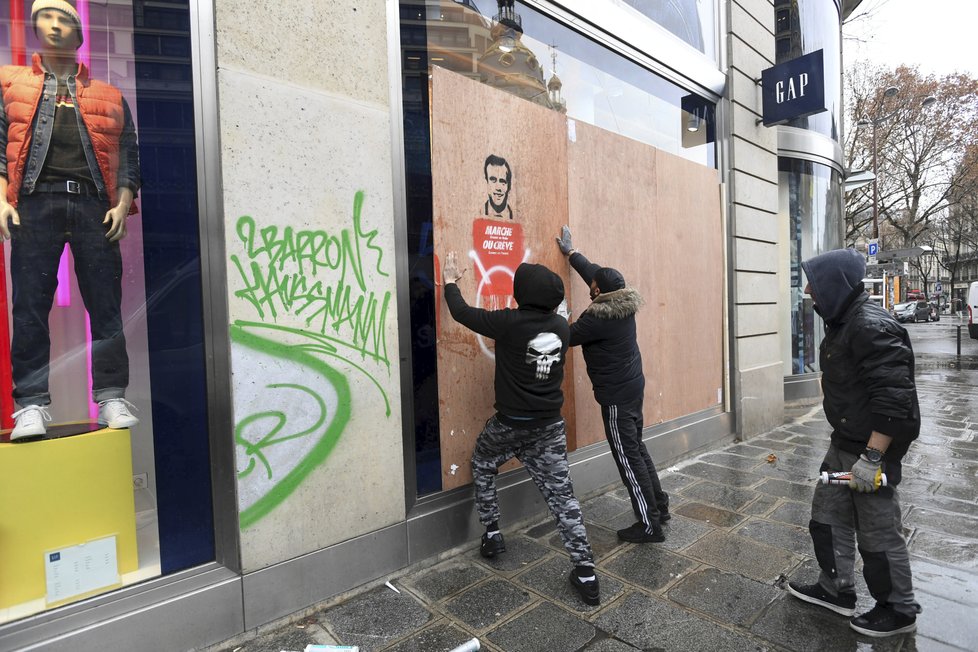 Úklid spouště, kterou způsobily protesty žlutých vest v Paříži (9. 12. 2018)