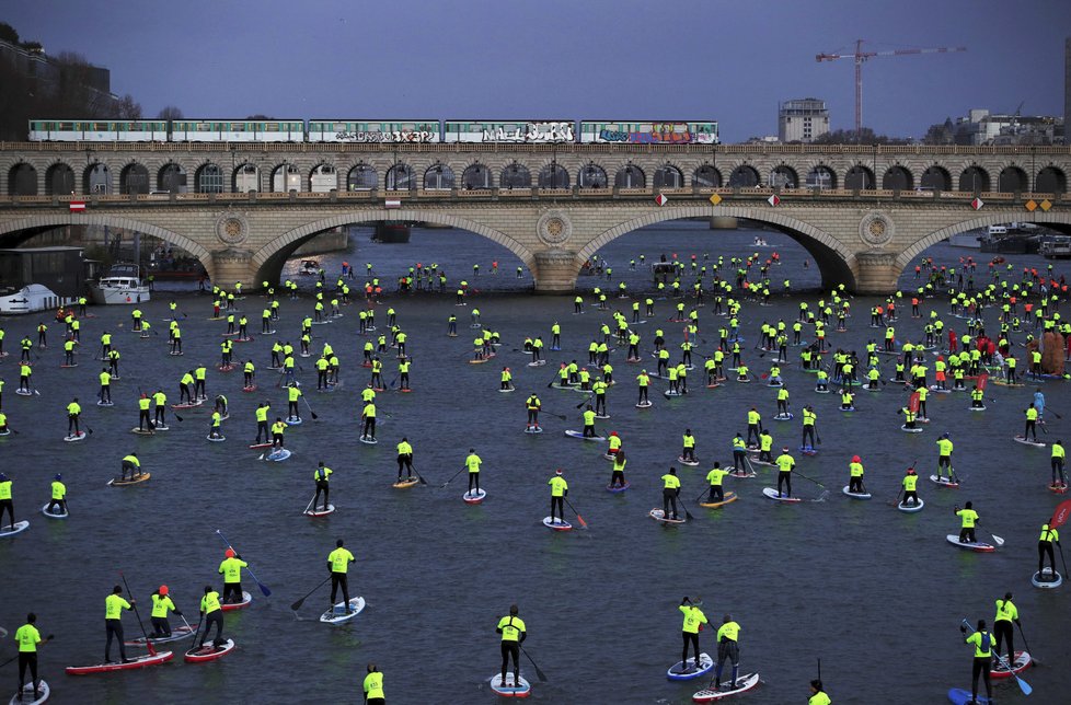 Na Seinu v Paříži vyrazili ve žlutém tentokrát paddleboardisté (9. 12. 2018)