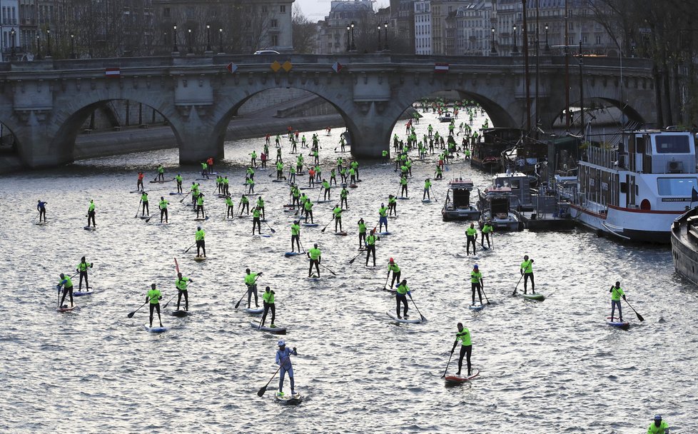 Na Seinu v Paříži vyrazili ve žlutém tentokrát paddleboardisté (9.12.2018).